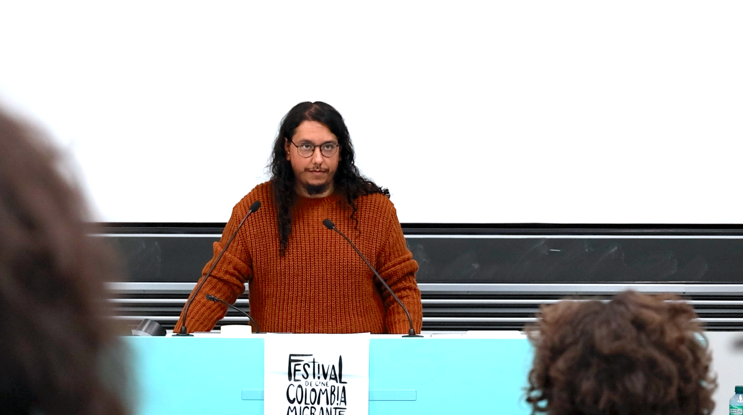 Participant ou participante prenant la parole lors d’un échange de l’édition 2024